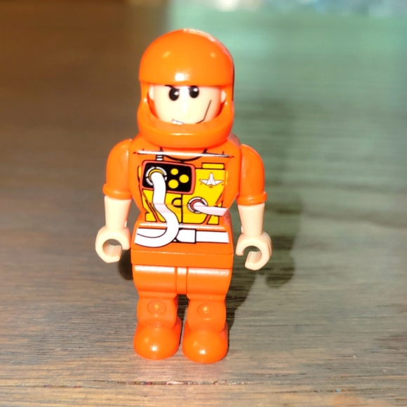 Lego Mini Figure Speed Racer Orange Suit Helmet - Picture 1 of 3